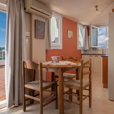 Melanthi Urban Apartment